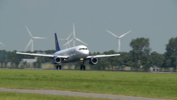 CYPRUS Airways airplane touch down roll close 11012 — Stock Video