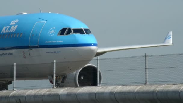 KLM repülőgép gurulóút pilóta kacsintás 11016 — Stock videók