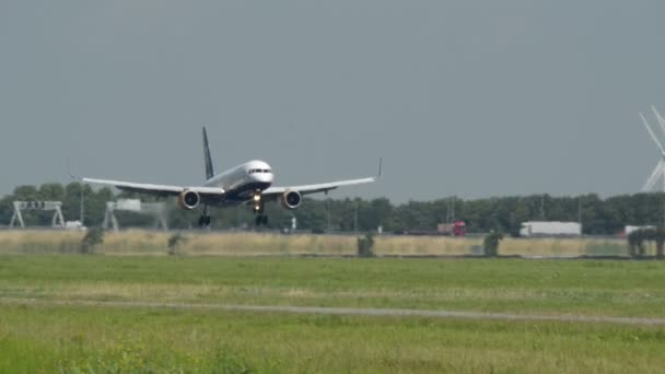 Посадка самолета ISLANDAIR 11017 — стоковое видео