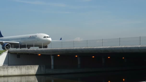 Avion Delta sur le pont 11021 de la voie de circulation — Video