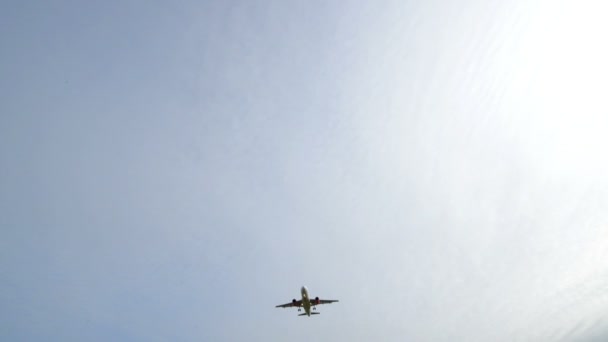 Flugzeug landet breite Landebahn Licht 11026 — Stockvideo