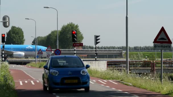 Airplane on taxiway and street traffic 11030 — Stock Video