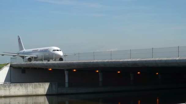 Tunisair airplane on taxiway bridge 11033 — Stock Video