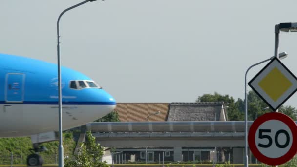 KLM airplane on taxiway with a speed sign 11036 — Stock Video