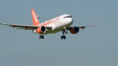 easyjet uçağı 11049 açılış