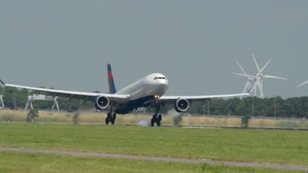 Gran avión DELTA aterrizaje super cerca 11039 — Vídeos de Stock