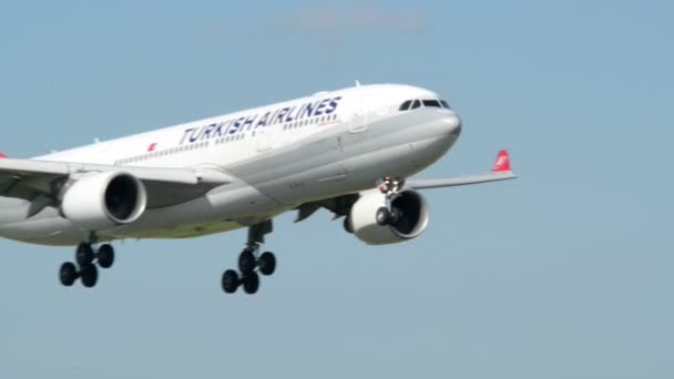 Turkse luchtvaartmaatschappijen airbus a330 vliegtuig landing super nauwe 11041 — Stockvideo