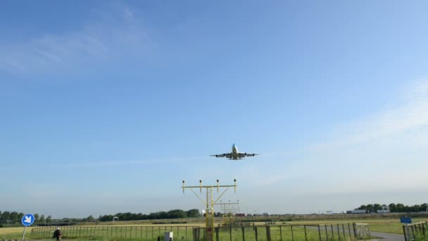 Avión Jumbo aterrizando ancho 11042 — Vídeos de Stock