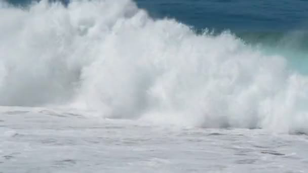 Große Welle rollt mit Reflexion ein 11123 — Stockvideo