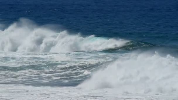 Waves rolling to coast slow motion 11198 — Stock Video