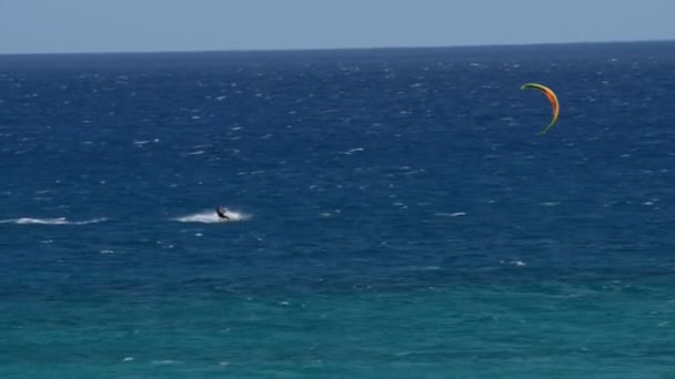 Kitesurfer yüksek hızlı fuerteventura beach 11210 — Stok video