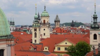 tarihi çatılar ve Prag 11375 kuleler üzerinde tava