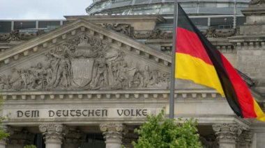 bundestag yakın önünde Alman bayrağı sallayarak