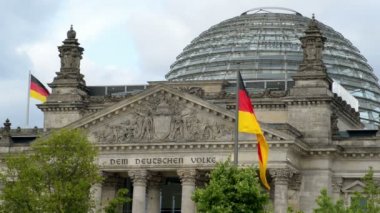 geniş bundestag önünde Alman bayrakları sallayarak