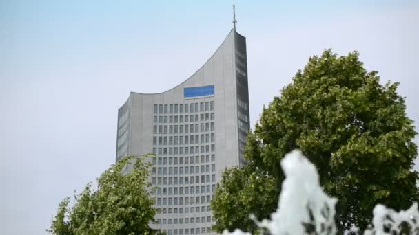 Germany leipzig skyscraper fountain — Stock Video