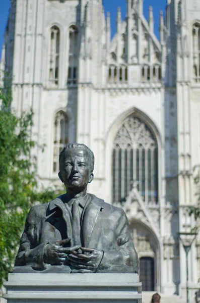 heykelin önünde brussel Katedrali