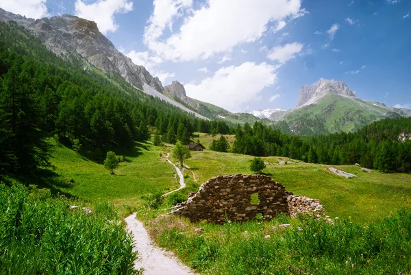 Piękne góry krajobraz z ruiny w pobliżu szlaku — Zdjęcie stockowe