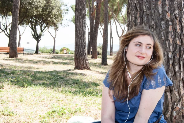 Pretty Girl escucha música en el prado — Foto de Stock