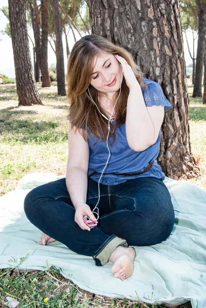 Çayırda müzik dinlemek güzel kız