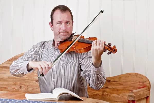 Man playing the violin — Stock Photo, Image