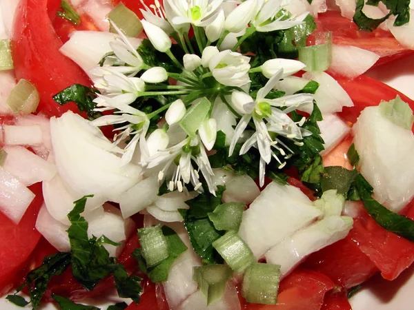 Salade de tomates à la fleur d'oignon sauvage — Photo