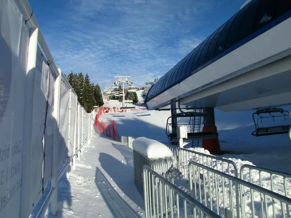 Chairlift üzerine parlak kış öğleden sonra bir kayak merkezi — Stok fotoğraf