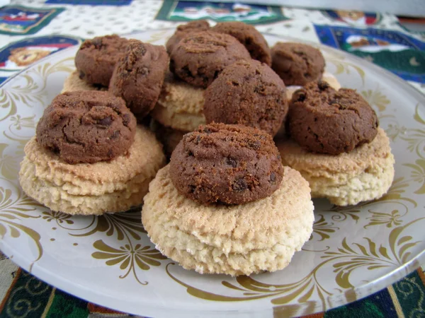 Chocolate chip cookies on a holiday plate with golden decoration — Stock Photo, Image