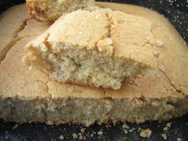 Stilleven van versgebakken zelfgemaakte cornbread met, macro-opname — Stockfoto