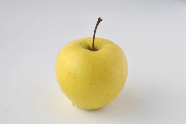 Manzana amarilla, deliciosa y húmeda Aislada sobre fondo blanco - un concepto de manzana al día —  Fotos de Stock