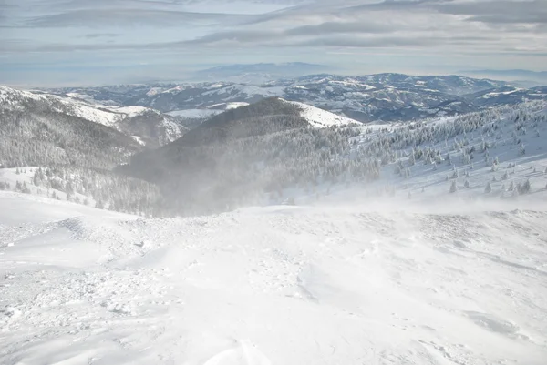 Winterlandschaft, windiger Tag am Berg — Stockfoto