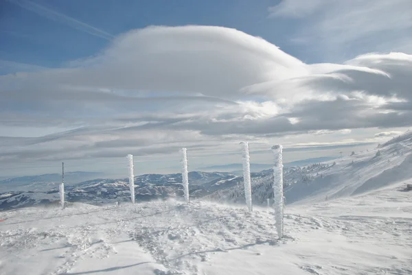 Paisaje invernal, pilares y nube Altocumulus lenticuleris, orientación horizontal —  Fotos de Stock