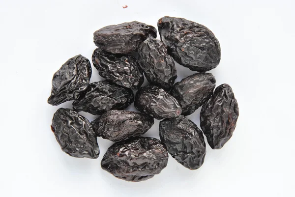 Prunes séchées isolées sur fond blanc — Photo