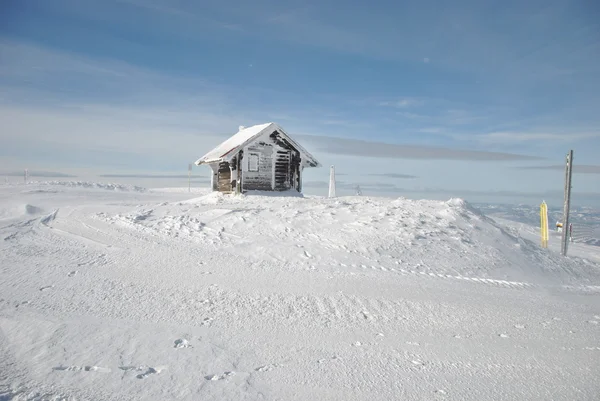 Vinter berglandskap med små skydd hus och snöiga pelare — Stockfoto