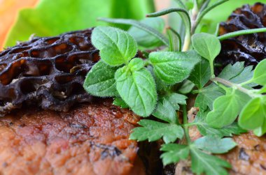 domuz biftek morels ve yeşil baharat