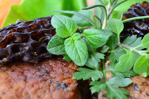 Domuz biftek morels ve yeşil baharat — Stok fotoğraf