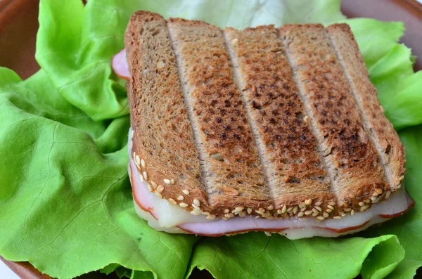 Integralną kanapka Zapiekana bulka, szynki i sera 2 — Zdjęcie stockowe