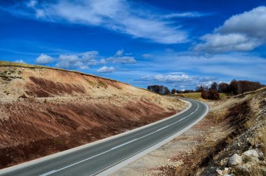 Asfalt yolu