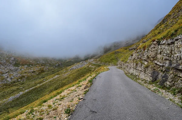 Niebla carretera de montaña — Foto de Stock