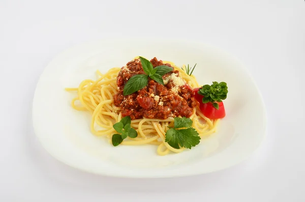 Spaghetti bolognese na białym talerzu — Zdjęcie stockowe