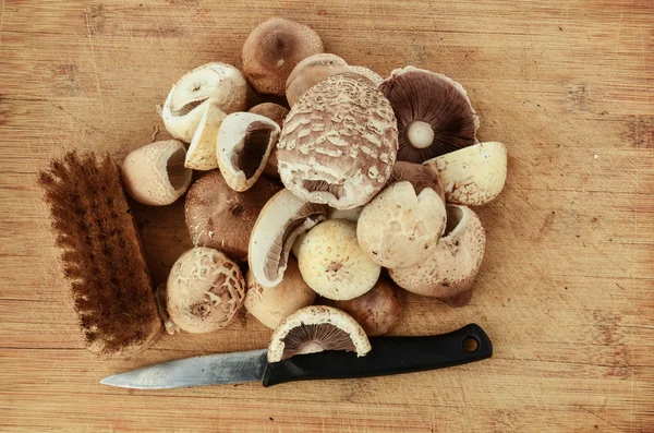 在菜板上的蘑菇 — 图库照片