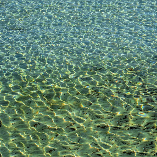 砂浜の浅瀬の海表面 — ストック写真