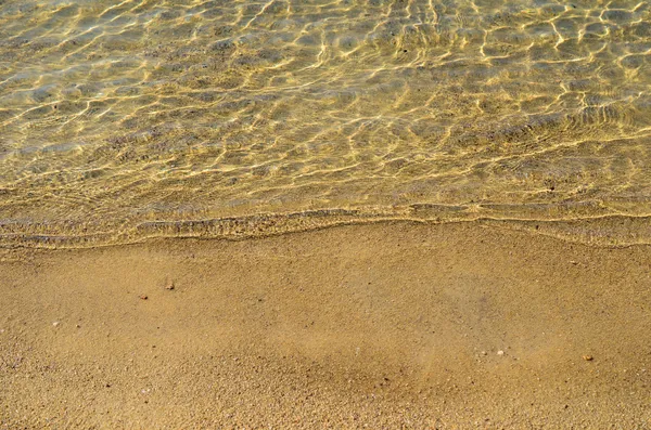 Areia dourada e superfície do mar — Fotografia de Stock