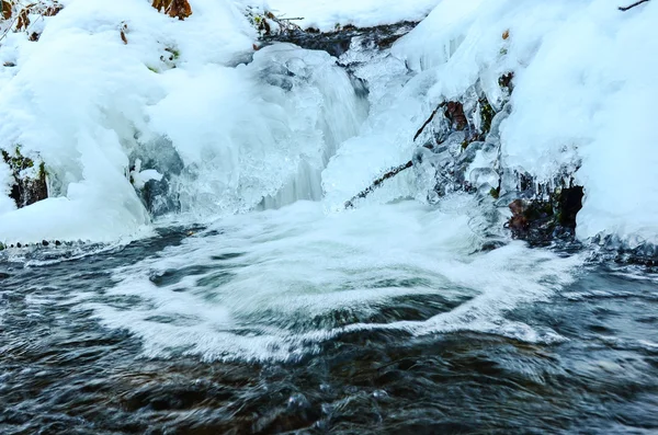 Aguas turbulentas y hielo — Foto de Stock