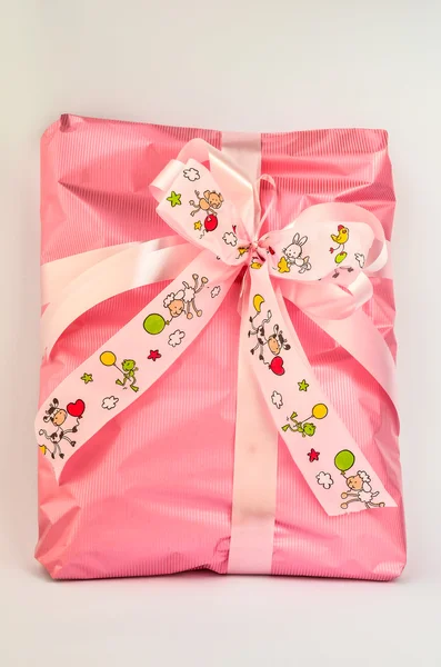 Geschenk verpakt in roze — Stockfoto