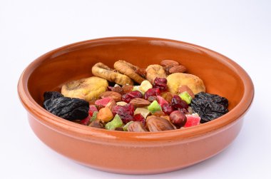 Kavanozda kurutulmuş meyve.