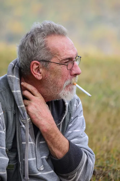 Viejo rascándose el cuello — Foto de Stock