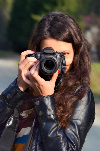 Junge Frau mit DSLR-Kamera — Stockfoto