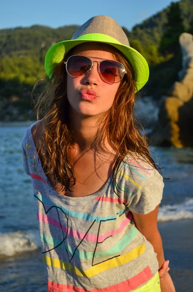 Preteen meisje op een strand — Stockfoto