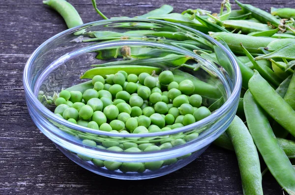 Guisantes en un tazón —  Fotos de Stock