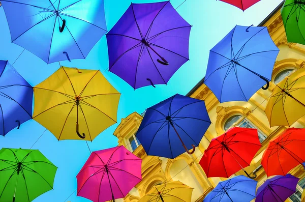 Зонты в воздухе — стоковое фото